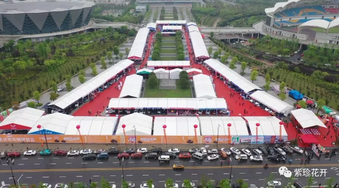 快來看！??！??邵陽車展上開來了一輛造型獨特的電車