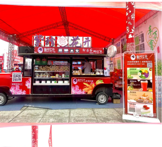 快來看?。。??邵陽車展上開來了一輛造型獨特的電車