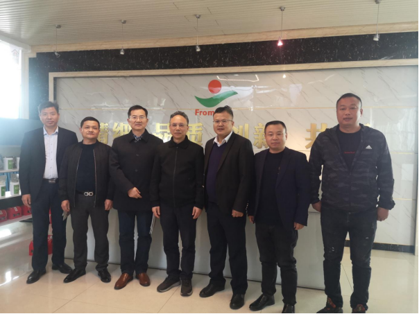 湖北省公安縣委組織部副部長(zhǎng)劉清毅走訪天香生物參觀調(diào)研，洽談?wù)猩毯献? onmousewheel=