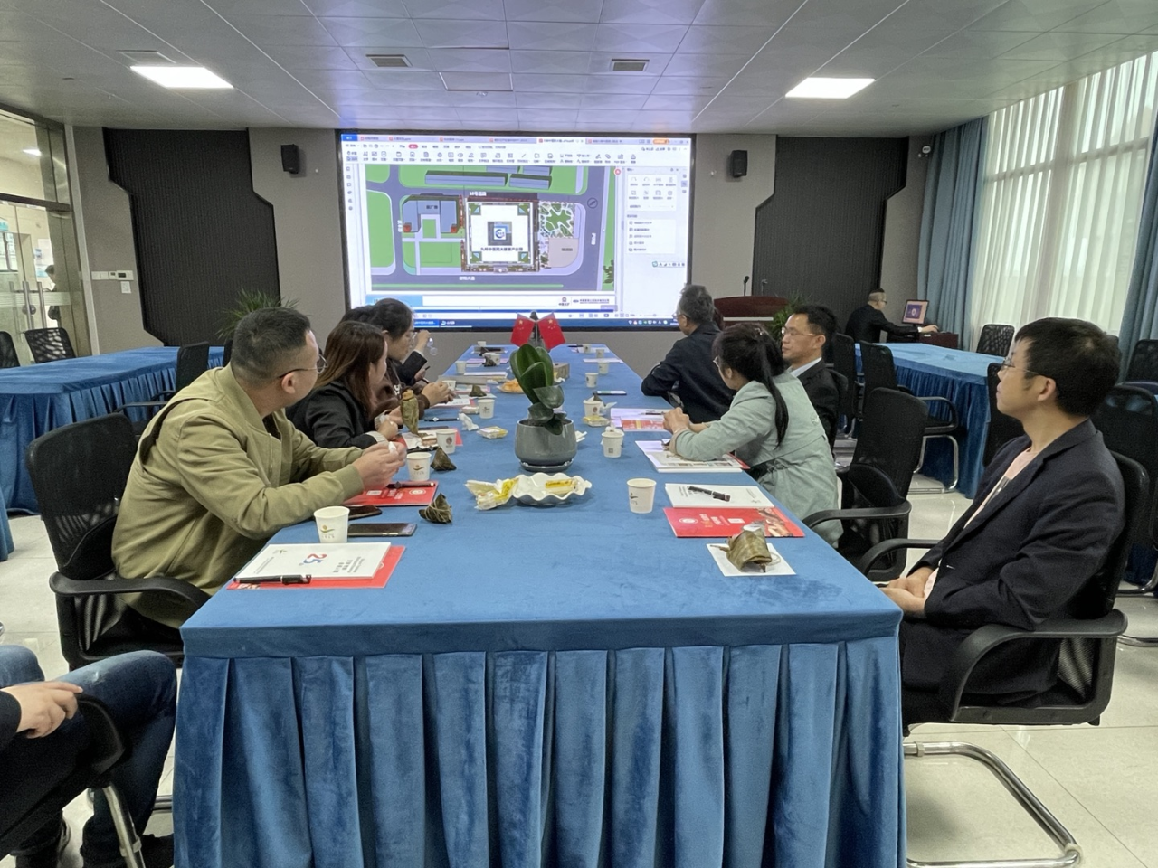 寶東農(nóng)牧蒞臨邵陽(yáng)紅促進(jìn)會(huì)副會(huì)長(zhǎng)單位天香生物園區(qū)交流洽談合作