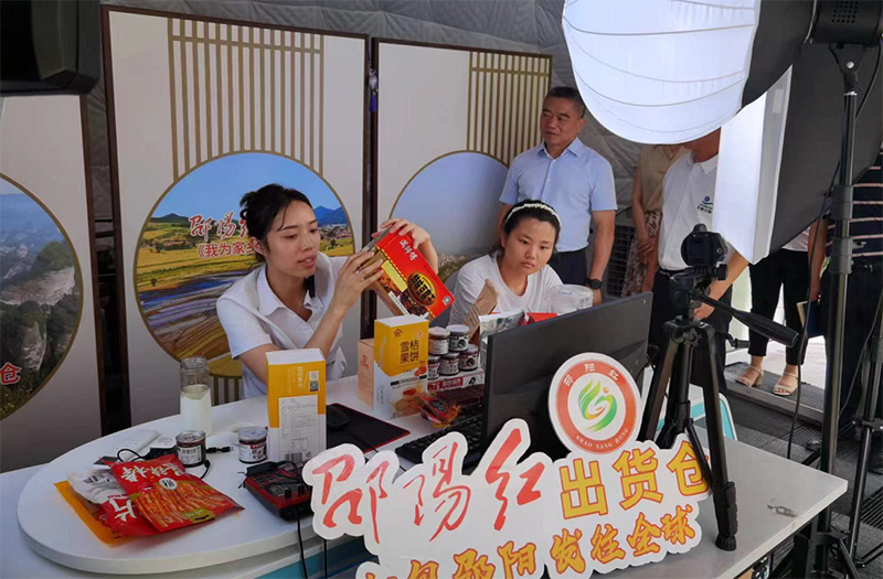 邵陽(yáng)市委常委、常務(wù)副市長(zhǎng)王永紅一行領(lǐng)導(dǎo)到邵陽(yáng)紅出貨倉(cāng)-天香生物產(chǎn)業(yè)園考察指導(dǎo)