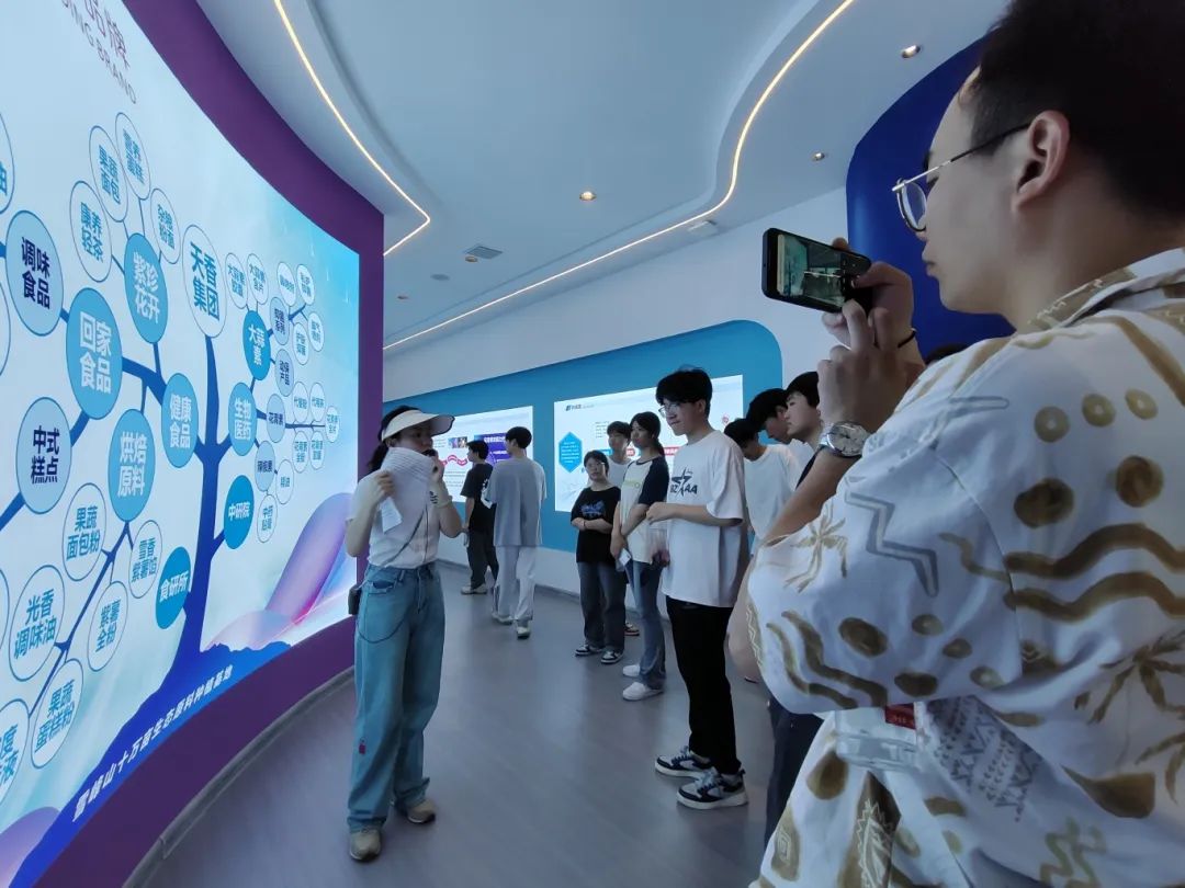 “校企牽手、雙向奔赴”邵陽200余名大學生走進天香生物