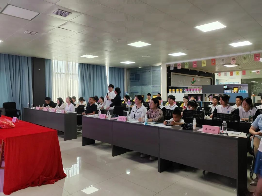 湖南九味中醫(yī)藥研學實踐教育基地迎來了一場別開生面的研學實踐活動