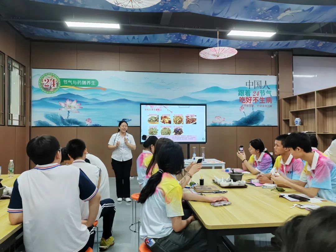 湖南九味中醫(yī)藥研學實踐教育基地迎來了一場別開生面的研學實踐活動