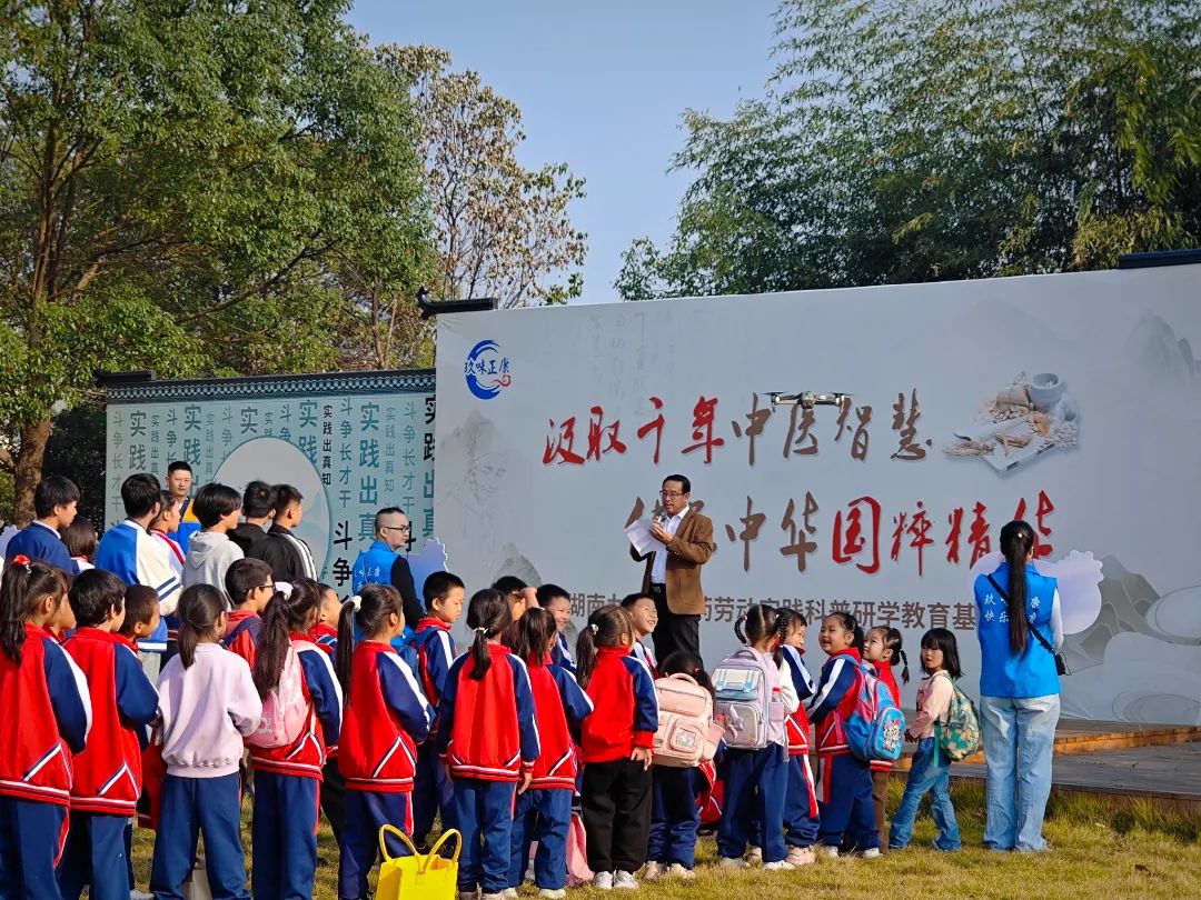 雙清區(qū)“愛心護(hù)航，助夢(mèng)成長(zhǎng)”