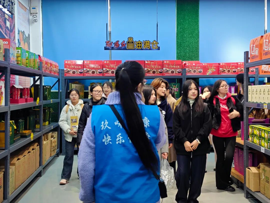 “邵陽學(xué)院第十九期青馬工程戶外素質(zhì)拓展課”活動在湖南天香生物大健康產(chǎn)業(yè)園圓滿舉行