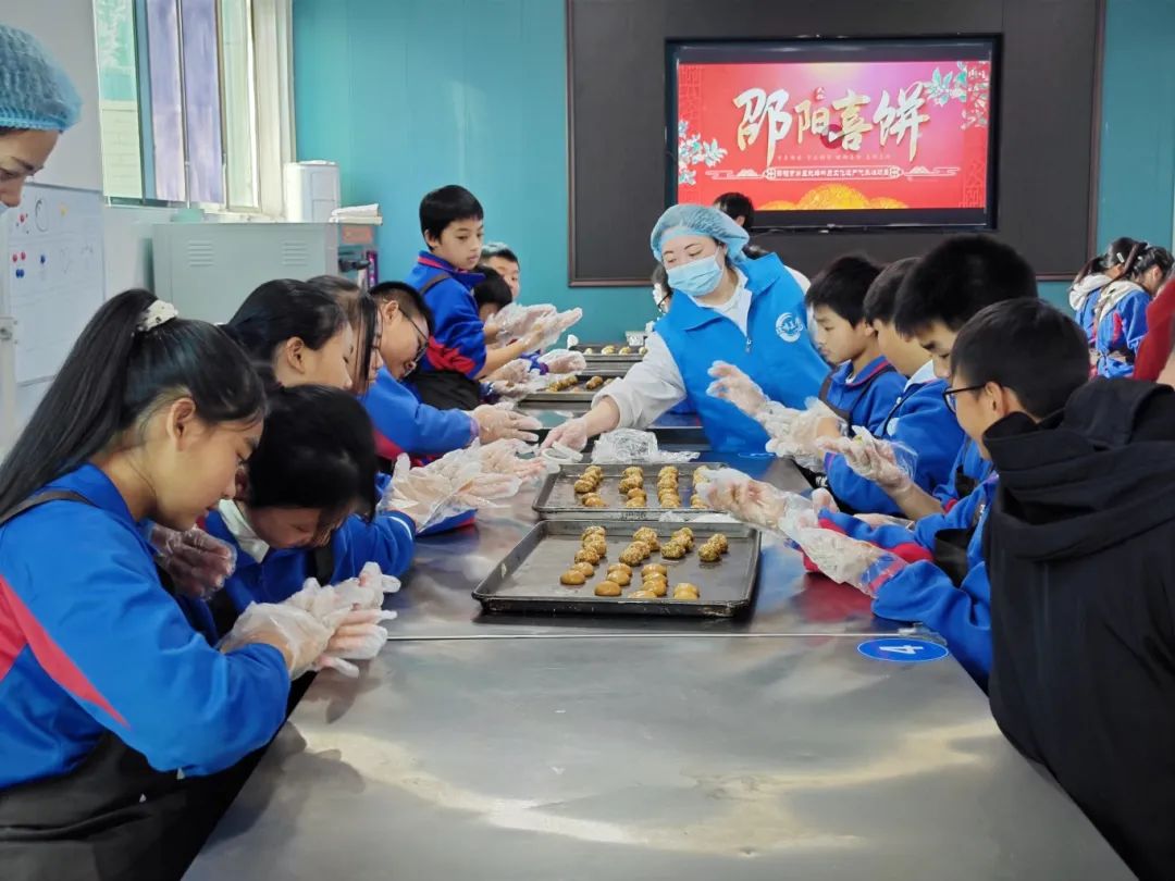 一場有趣的中醫(yī)藥研學活動在湖南九味中醫(yī)藥研學實踐基地成功舉辦